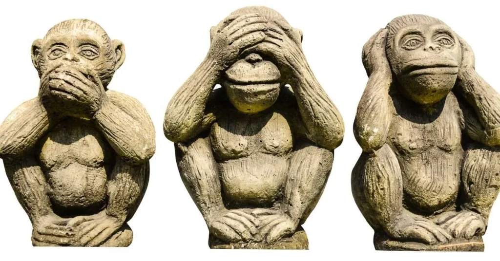 Affenstatuen, die sich Mund, Augen und Ohren zuhalten
