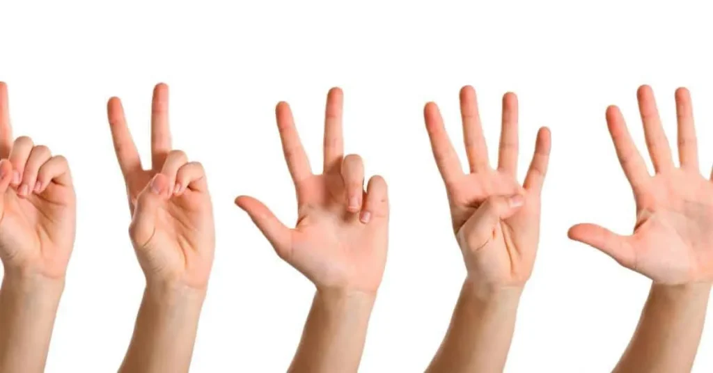 Hände, die jeweils einen Finger mehr in die Höhe strecken