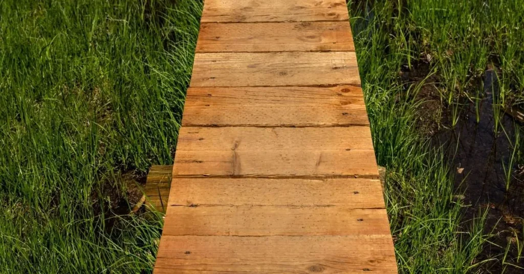 Brücke aus Holzbrettern
