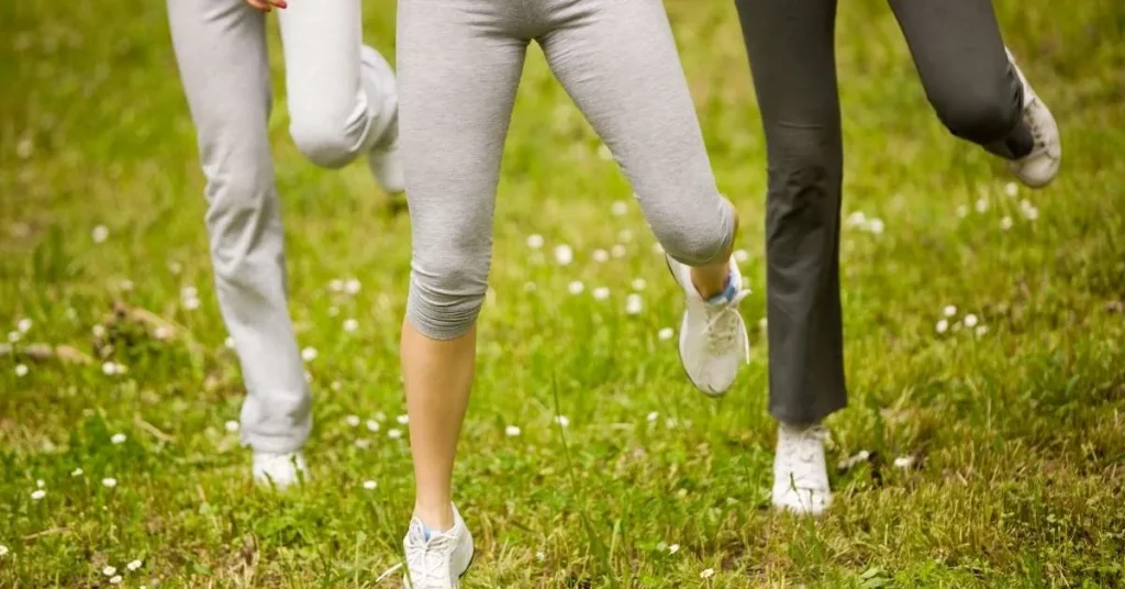 Personen stehen auf einem Bein