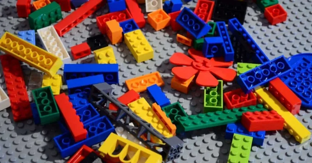 Legosteine auf einer Legoplatte