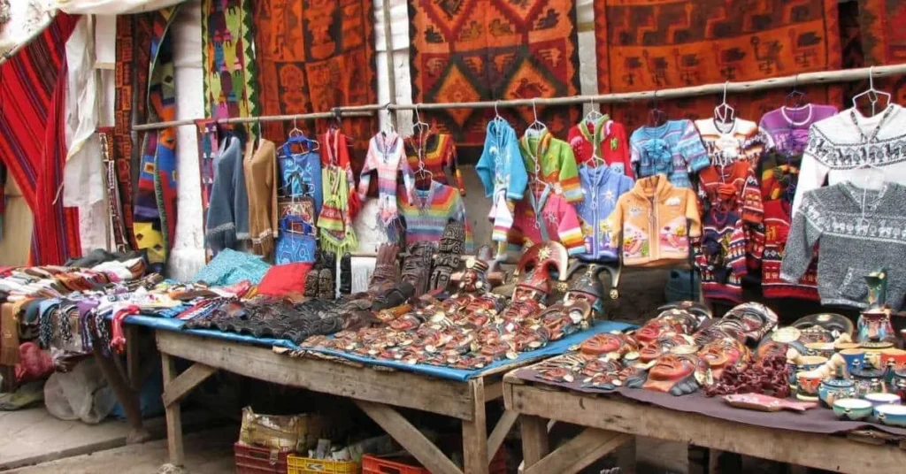 Marktstand mit Kleidung und Schmuck