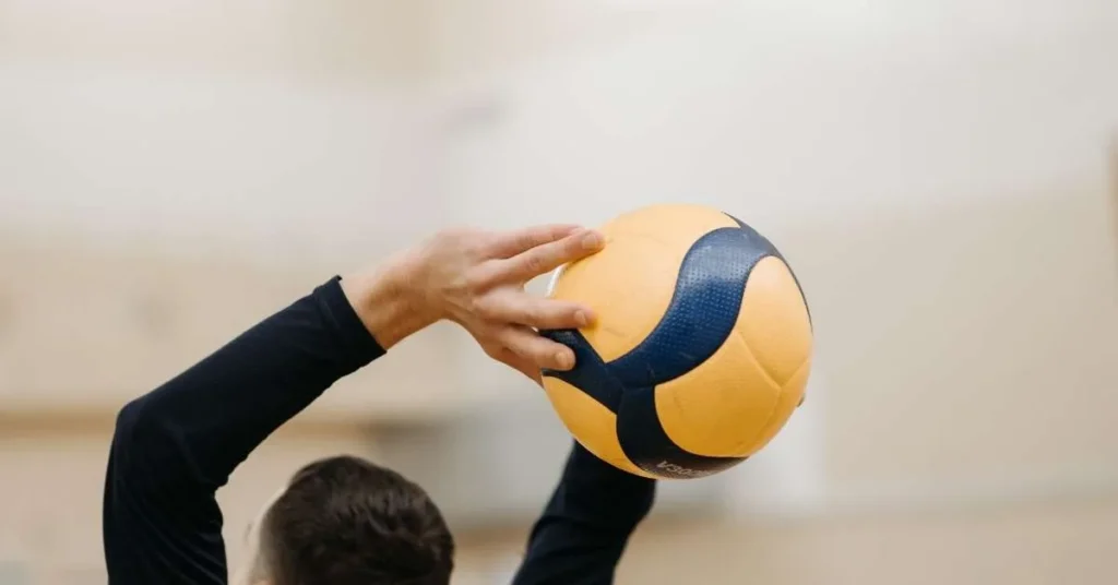 Ball, der mit beiden Händen geworfen wird