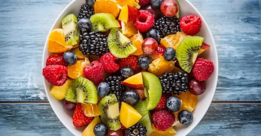 Obstsalat in einer Schüssel