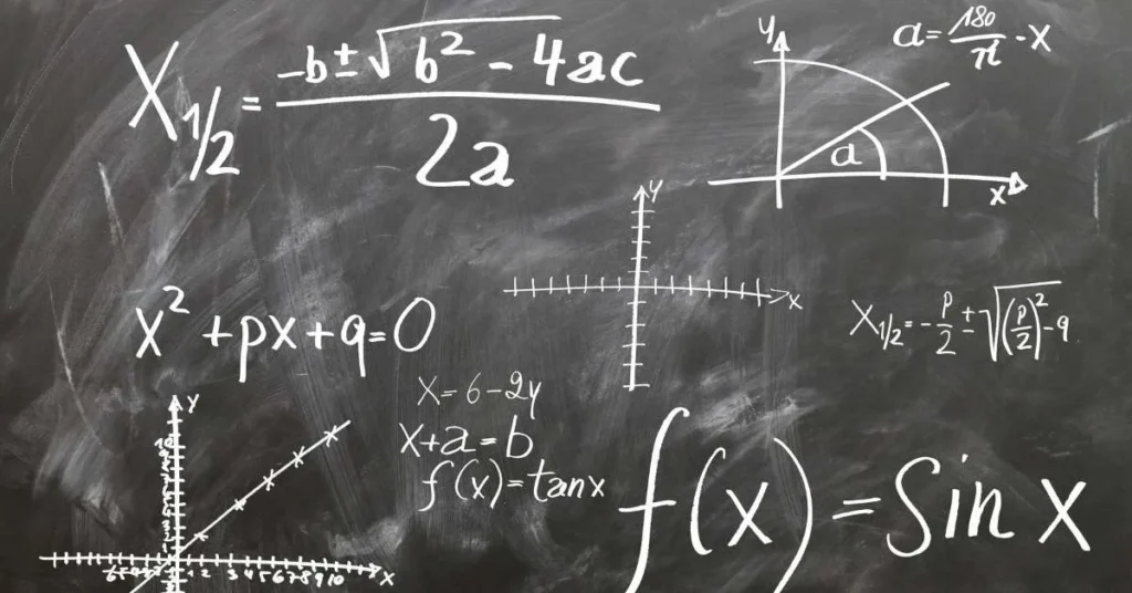 Mathematische Formeln auf einer Schultafel