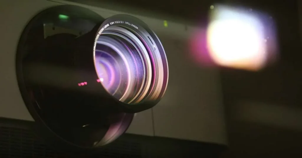 Objektiv eines Beamers, dahinter ein heller Lichtfleck