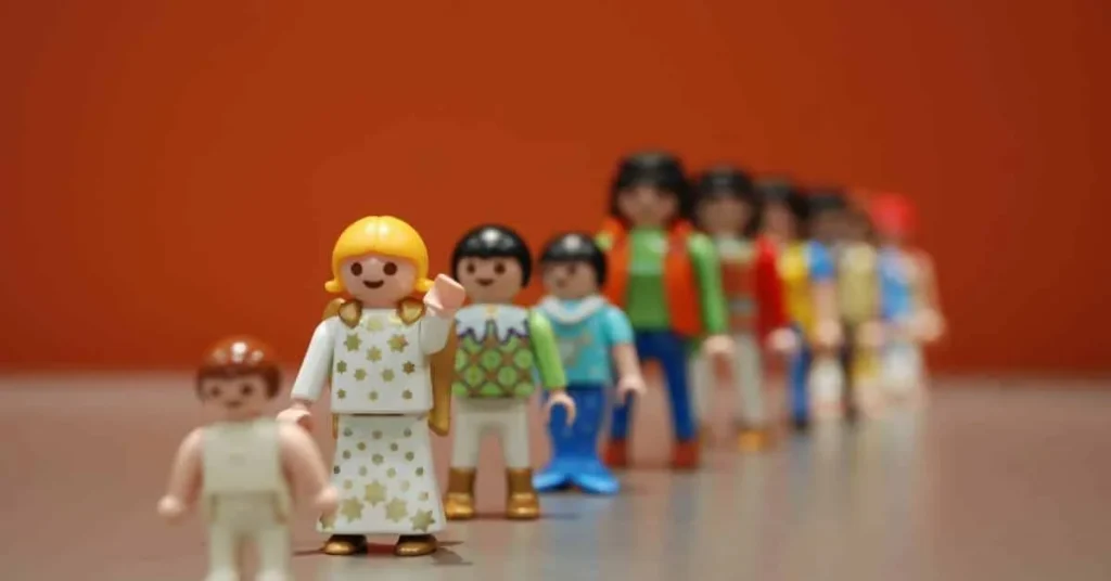 Playmobilfiguren in unterschiedlicher Größe